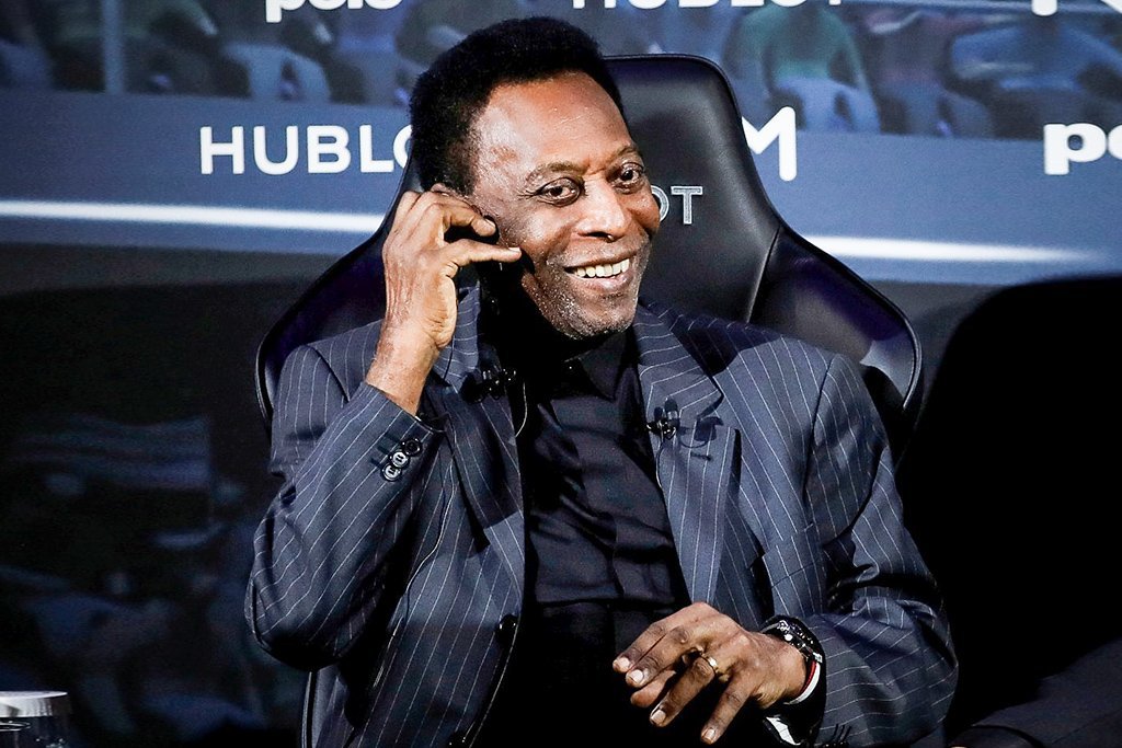 Pelé reúne astros do esporte e da arte para leilão de caridade