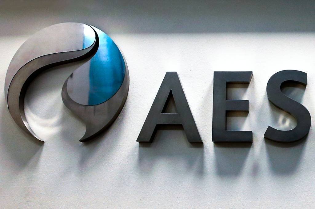 AES contrata bancos para sair do Brasil, diz jornal