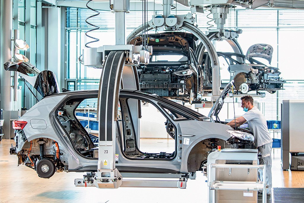 Volkswagen vai reduzir modelos e focar em carros premium, diz diretor