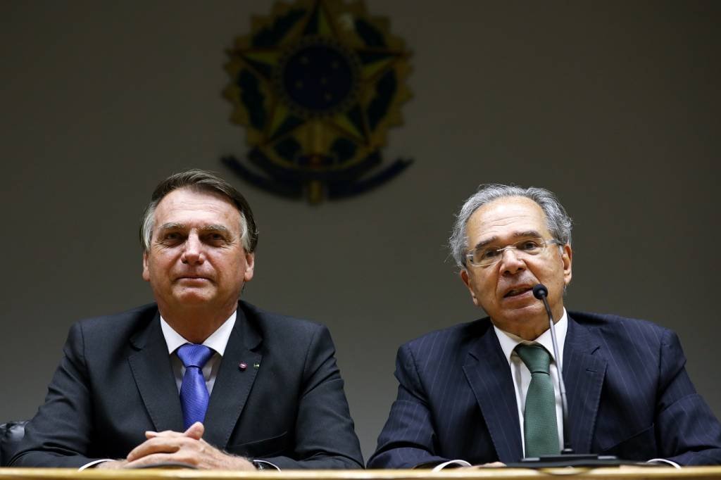 Bolsonaro: Guedes ainda quer criar Carteira Verde e Amarela