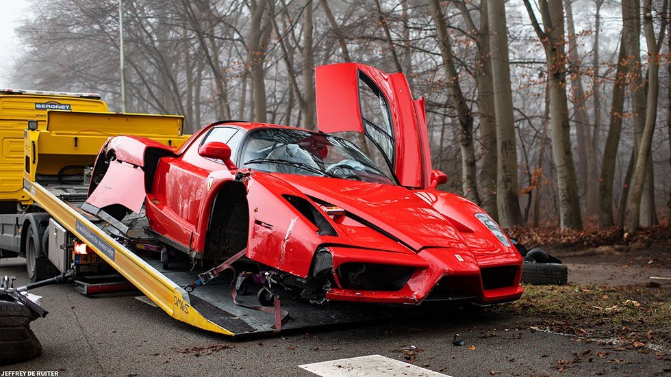 Mecânico bate contra árvore e destrói Ferrari Enzo ultrarrara
