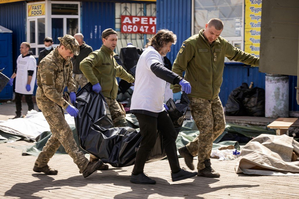 Rússia bombardeia estação ferroviária usada por refugiados na Ucrânia