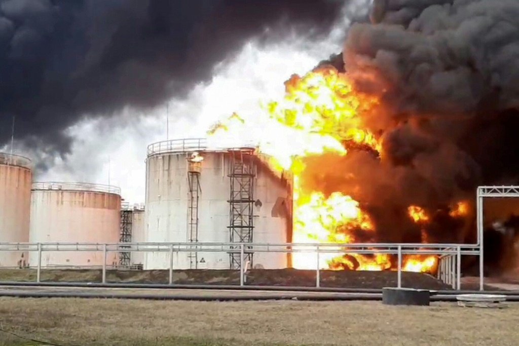 Imagem de vídeo divulgado pelo ministério russo de Situações de Emergência mostra incêndio em depósito de combustível em Belgorod (AFP/Ministério russo de Situações de Emergência)