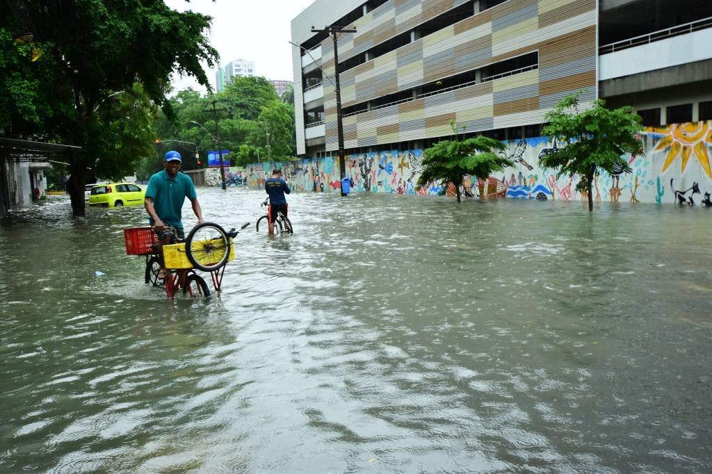 Imagem referente à notícia: Chuva faz São Paulo entrar em estado de atenção para alagamentos