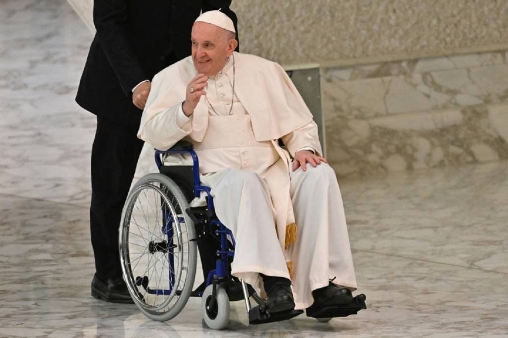 Papa Francisco cancela audiências de segunda-feira devido a gripe