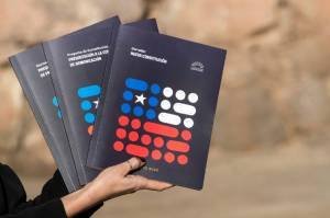 A presidente da Convenção Constitucional do Chile, María Elisa Quinteros, exibe a primeira versão da nova Constituição
