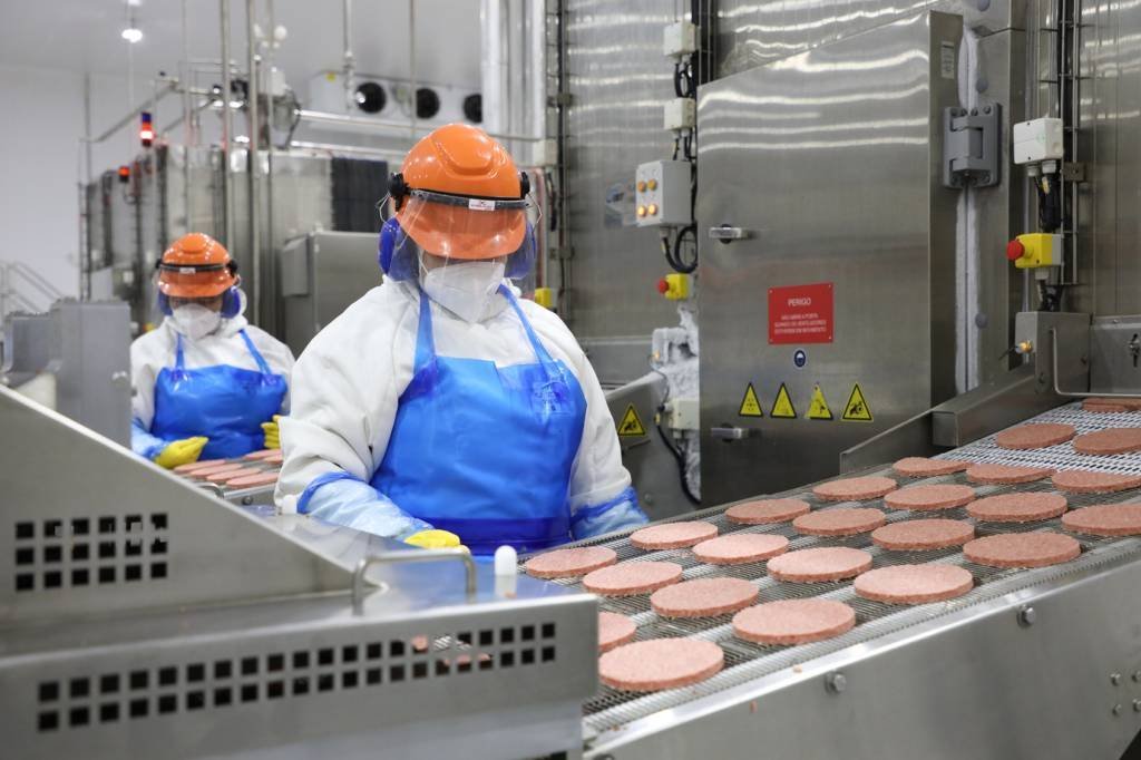Marfrig, maior produtora de hambúrguer do mundo, terá 20% da receita em industrializados