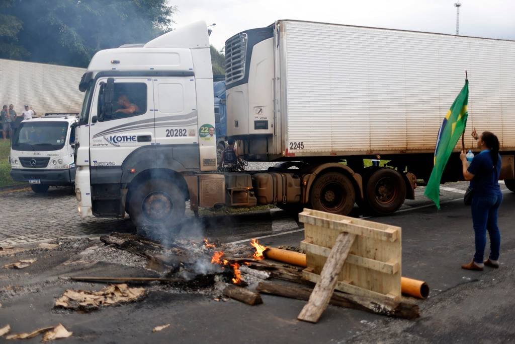 Paralisação dos caminhoneiros: PRF confirma 236 bloqueios em estradas