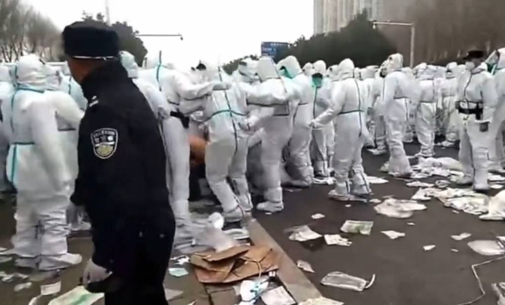 Funcionários da maior fábrica de iPhone na China entram em confronto com a polícia