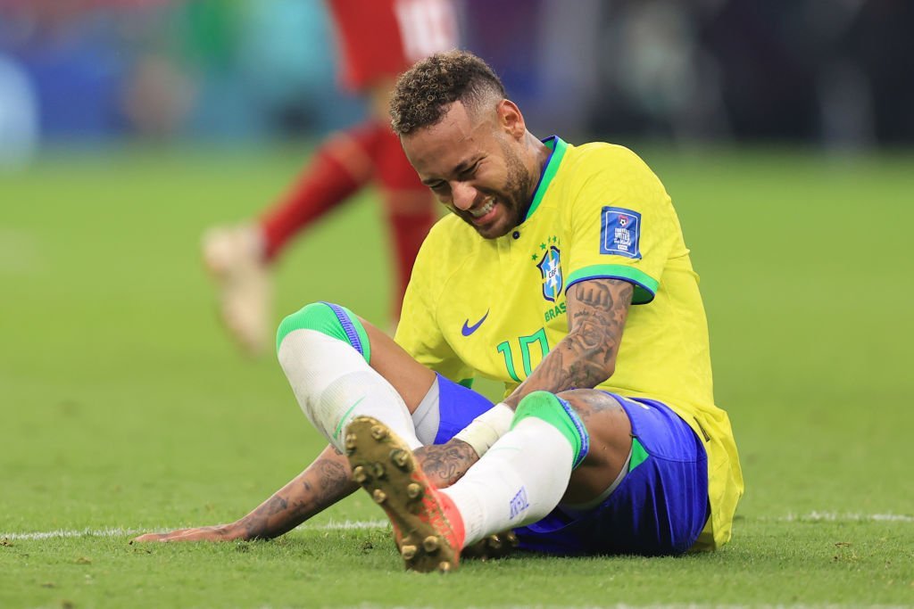 Neymar desembarca no Catar para passar por cirurgia no tornozelo direito
