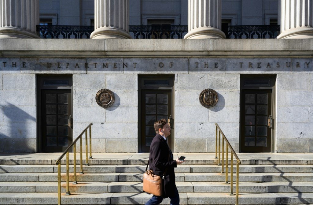 Pedestre caminha em frente ao prédio do Departamento do Tesouro dos Estados Unidos em Washington, em 18 de janeiro de 2023