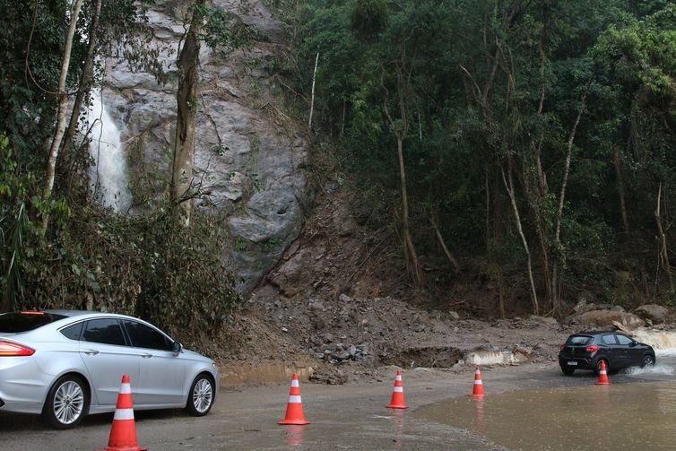 Chuva volta a interditar Rodovia Rio-Santos na região de São Sebastião