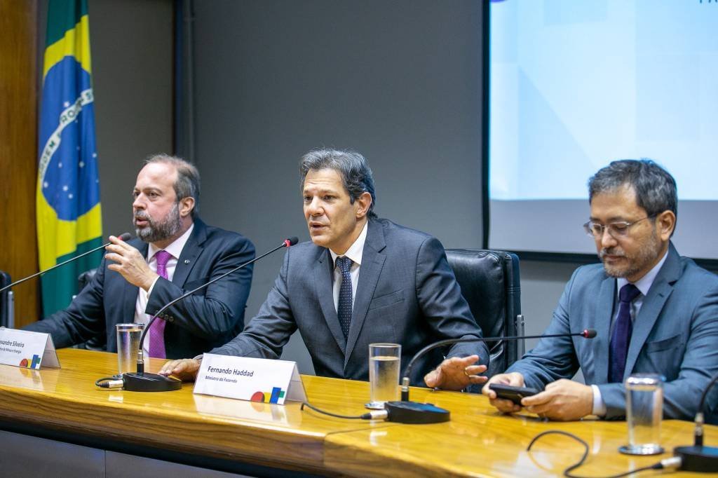 Haddad deve demitir servidor da Receita que acessou dados sigilosos de opositores de Bolsonaro