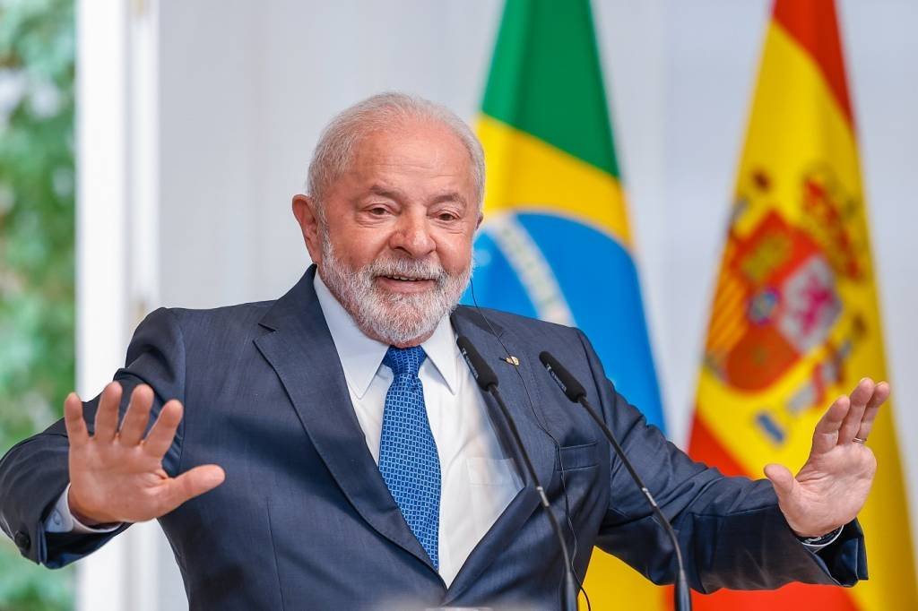 Após repercussão, Lula muda tom e condena invasão russa na Ucrânia