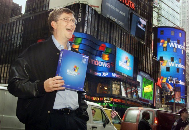 Bill Gates celebrando o lançamento do Windows XP em 2001
