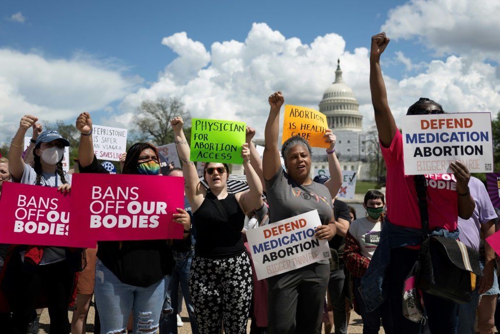 Centenas de pessoas se manifestam em Washington pelo direito ao aborto