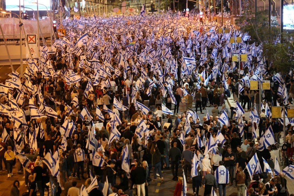 Manifestantes vão às ruas de Israel no 15º sábado de protestos contra reforma judicial