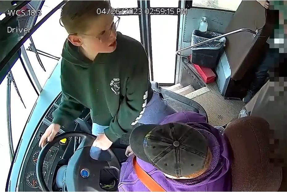 Menino salva ônibus escolar desgovernado por ser o único fora do celular; veja o vídeo