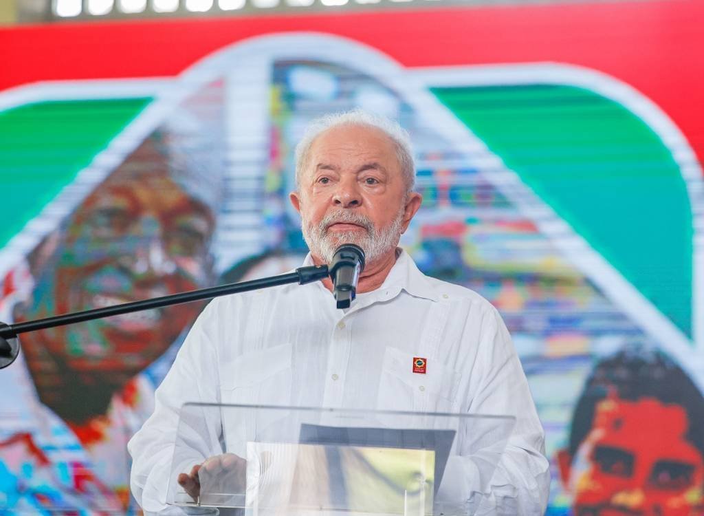 Lula afirma que governo fará "prateleira de terras improdutivas" para evitar invasões