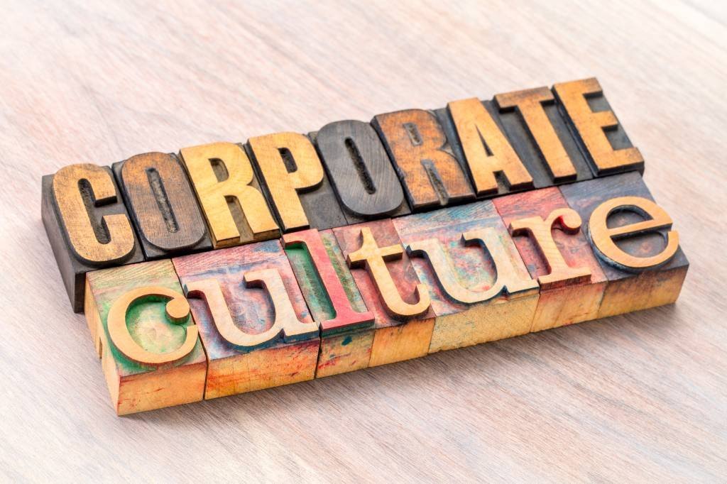 Grandes empresas possuem um manual de cultura que serve para formalizar e evidenciar o que defendem e valorizam (AdobeStock/Reprodução)