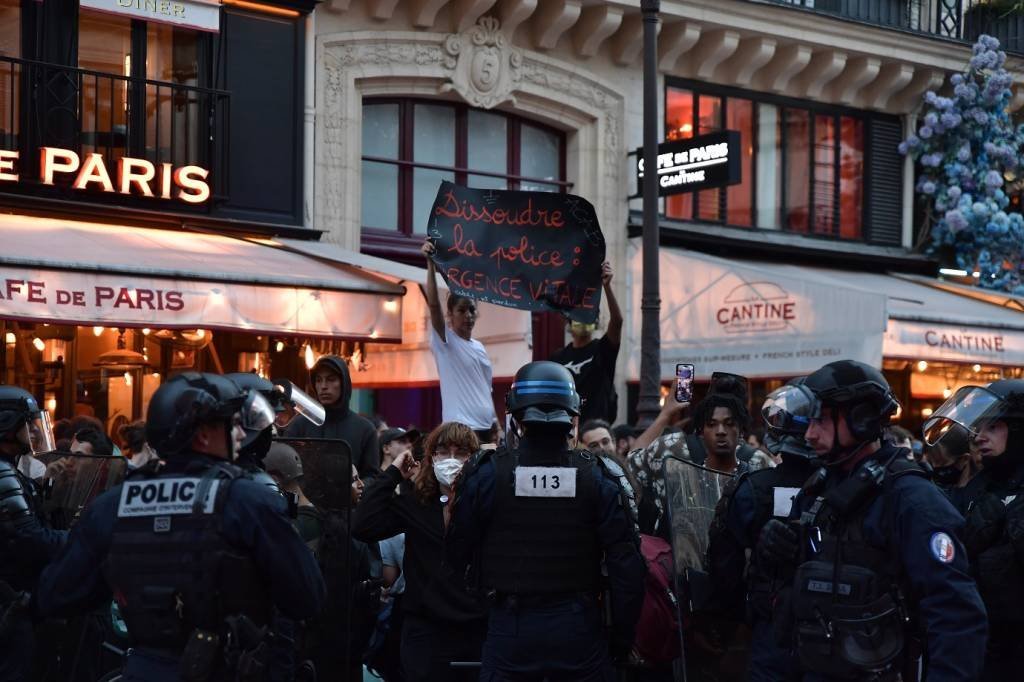 França mobiliza blindados e 45 mil policiais para conter distúrbios violentos