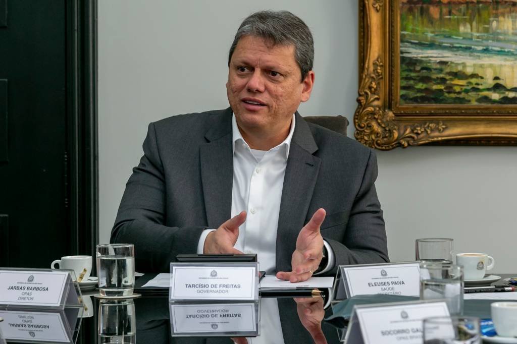 Tarcísio anuncia escolas cívico-militares em SP após Lula encerrar programa de Bolsonaro