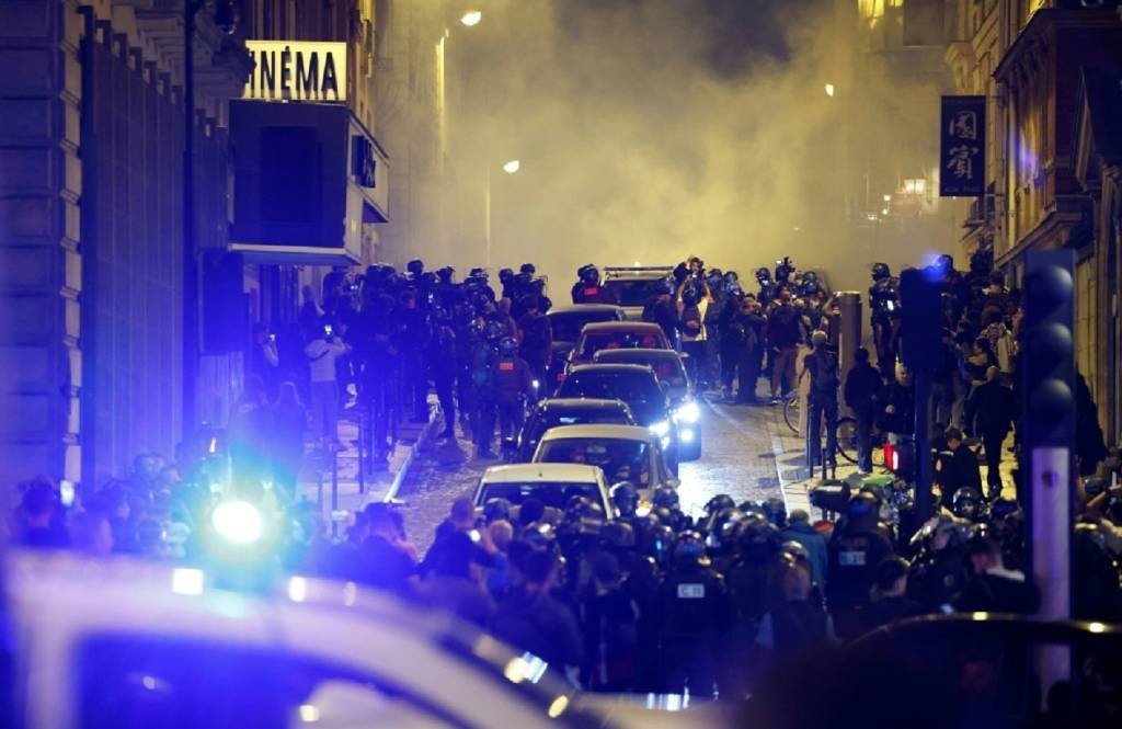 França: um bombeiro morre e 157 pessoas são presas durante protestos noturnos