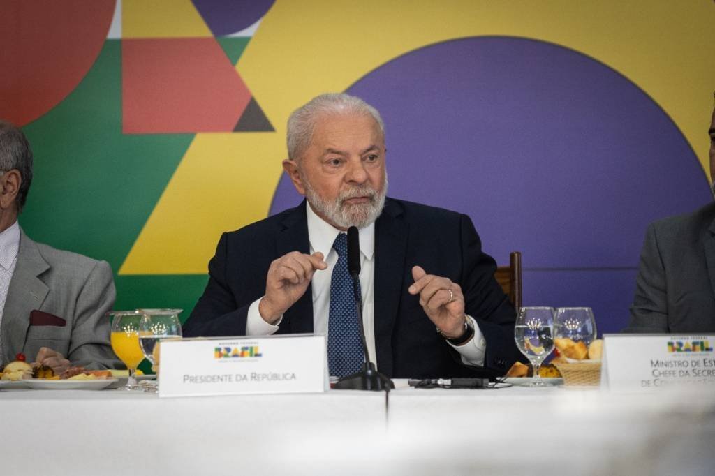 Lula afirma que 'o mundo precisa ajudar' o Brasil a preservar a Amazônia