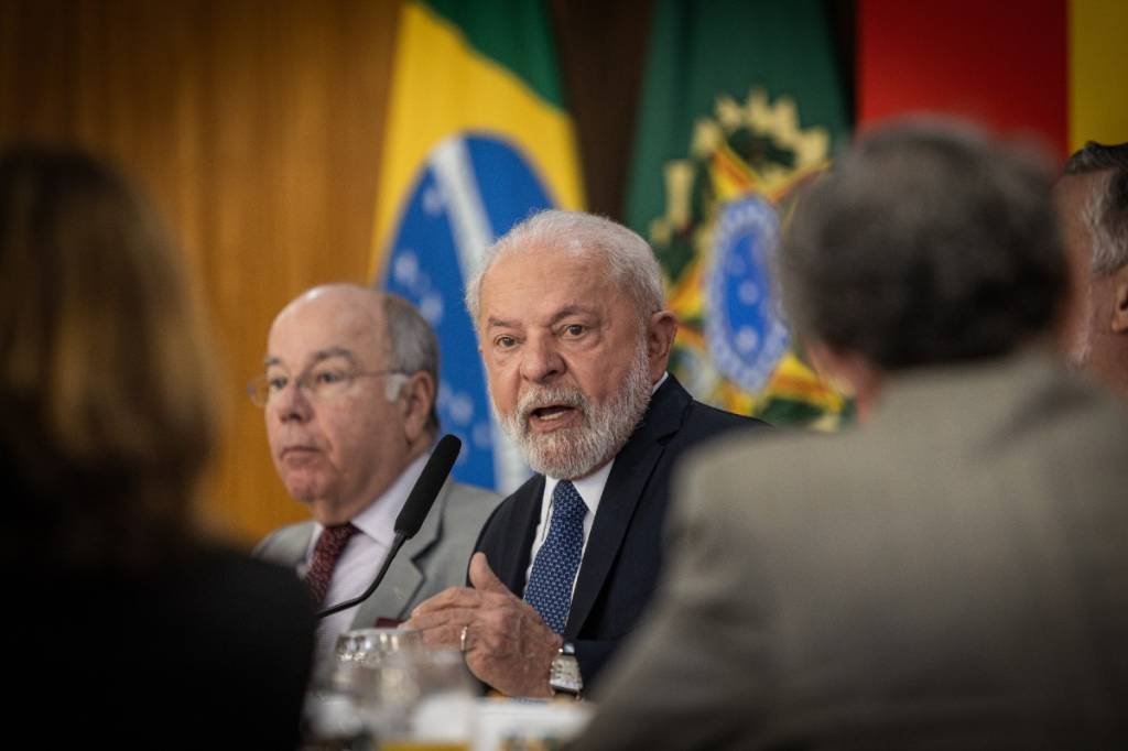 Lula vai liderar cúpula regional para frear destruição da Amazônia
