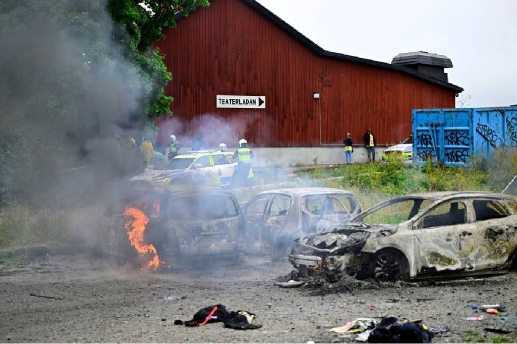 Mais de 50 ficam feridos e 100 são presos em confrontos em festival na Suécia