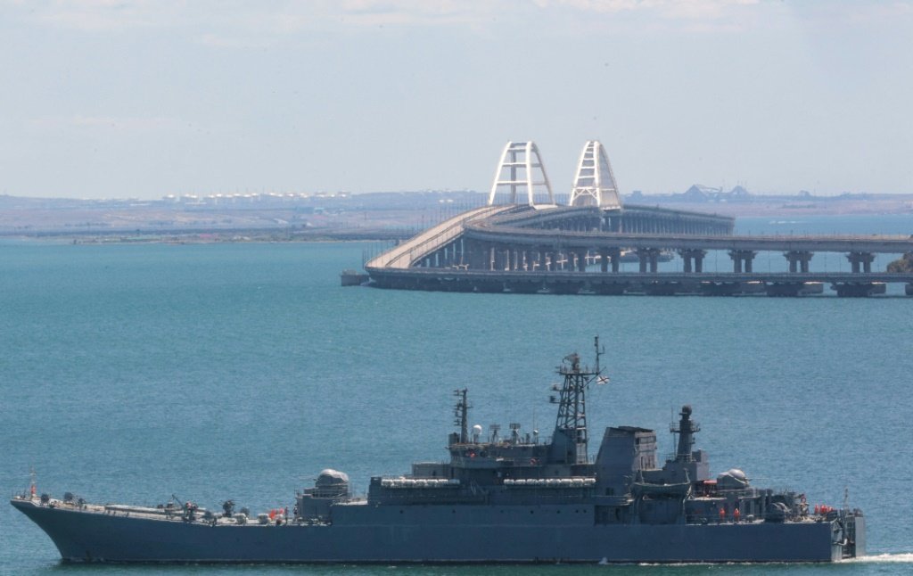 Ataque ucraniano com drones atinge petroleiro russo no Mar Negro