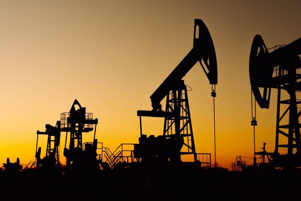 Petróleo afunda com tensão interna na OPEP e adiamento de reunião