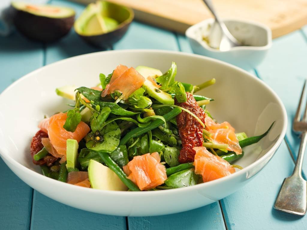 Refrescantes e práticas: confira 5 saladas ricas em proteína para o jantar