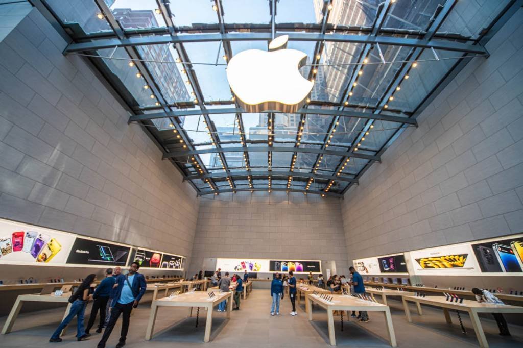Apple amplia lucro para US$ 22,96 bilhões, mas registra queda na receita no quarto trimestre