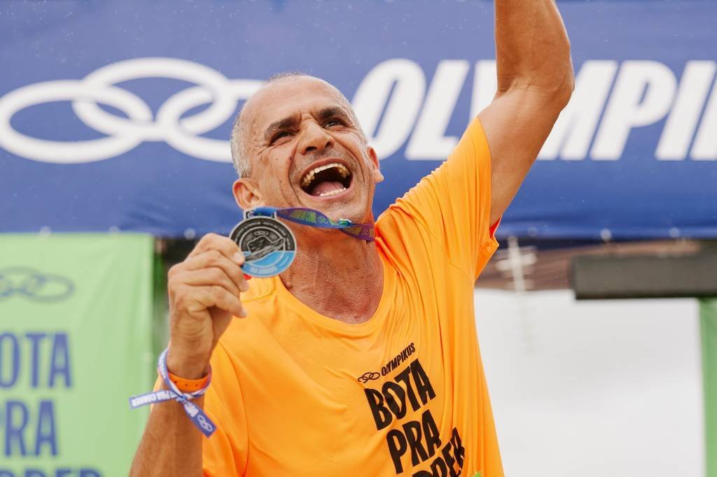 Vanderlei Cordeiro de Lima volta à maratona de Atenas 19 anos após incidente olímpico