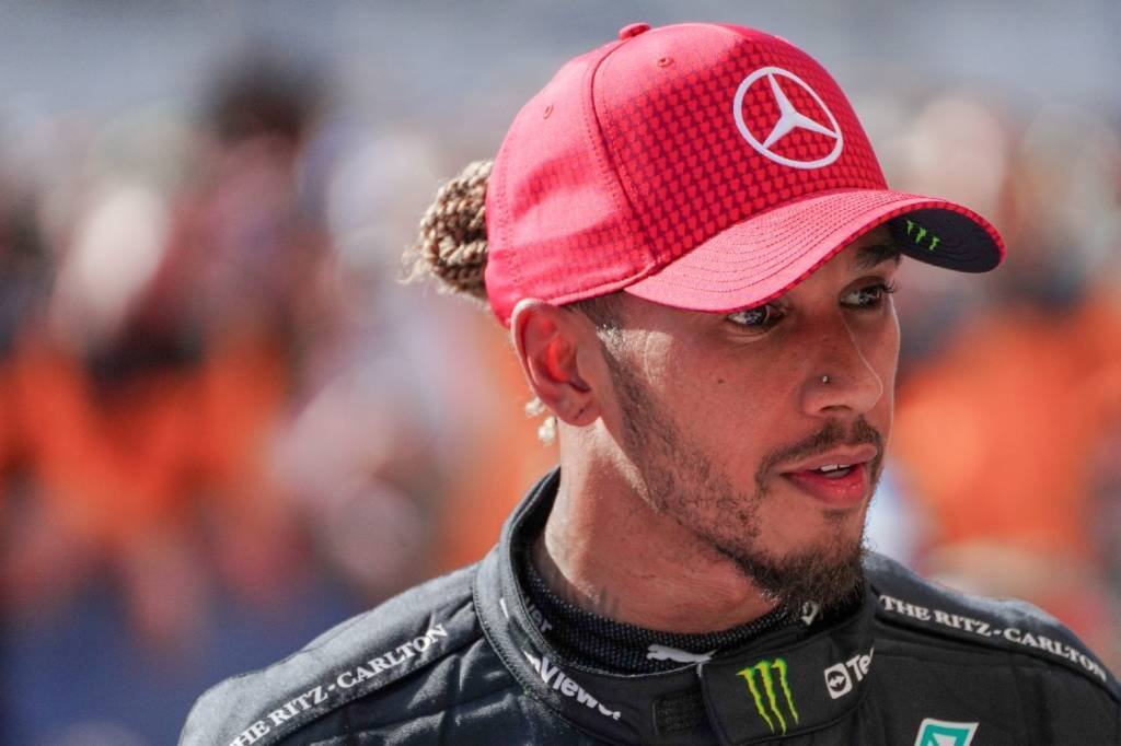 Lewis Hamilton anuncia que vai correr pela Ferrari em 2025