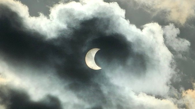 Eclipse solar: veja imagens de como foi o fenômeno no Brasil e no mundo neste sábado