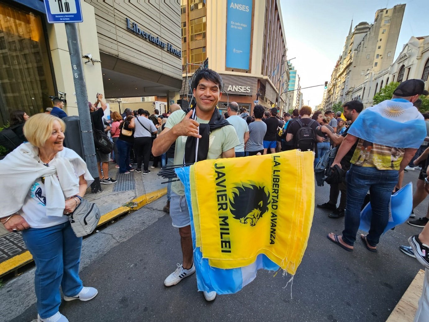 Javier, morador da grande Buenos Aires, de 33 anos, vendia bandeiras estilizadas de Milei