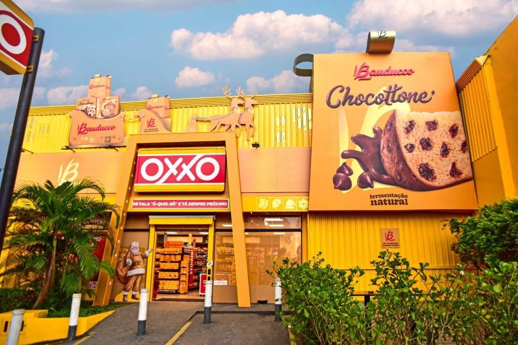 Oxxo e Bauducco transformam lojas em ‘panetones gigantes’ para o Natal