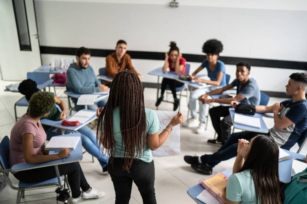 Lições do Pisa 2022 para uma escola das adolescências