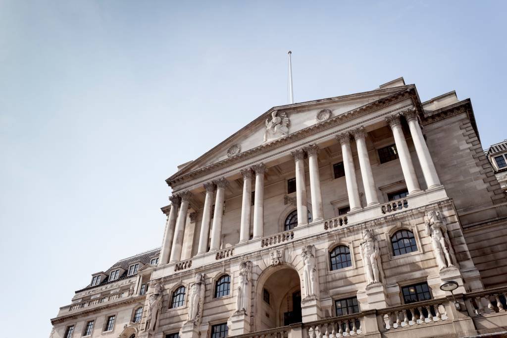 BoE eleva projeções para crescimento do PIB e para inflação nos próximos 2 anos no Reino Unido