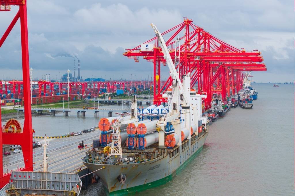 Carros elétricos são exportados para a Europa em navio cargueiro verde também feitos na China