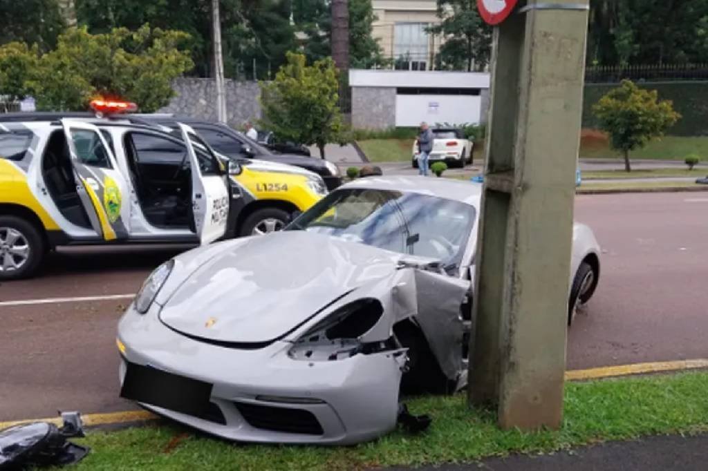 Motorista perde controle de Porsche e destrói carro que pode custar até R$ 1 milhão em Curitiba