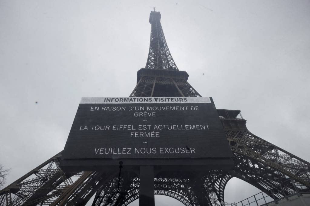 Torre Eiffel amanhece fechada pelo terceiro dia consecutivo; turistas saem frustrados