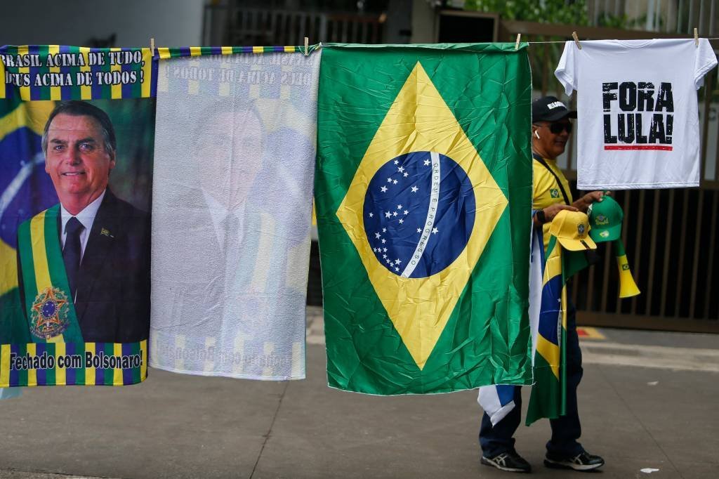 Imagem referente à notícia: Apoiadores de Bolsonaro se reúnem em ato na Av. Paulista