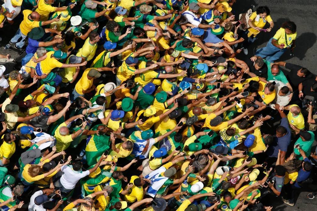 Apoiadores de Bolsonaro ocupam Avenida Paulista em ato convocado pelo ex-presidente