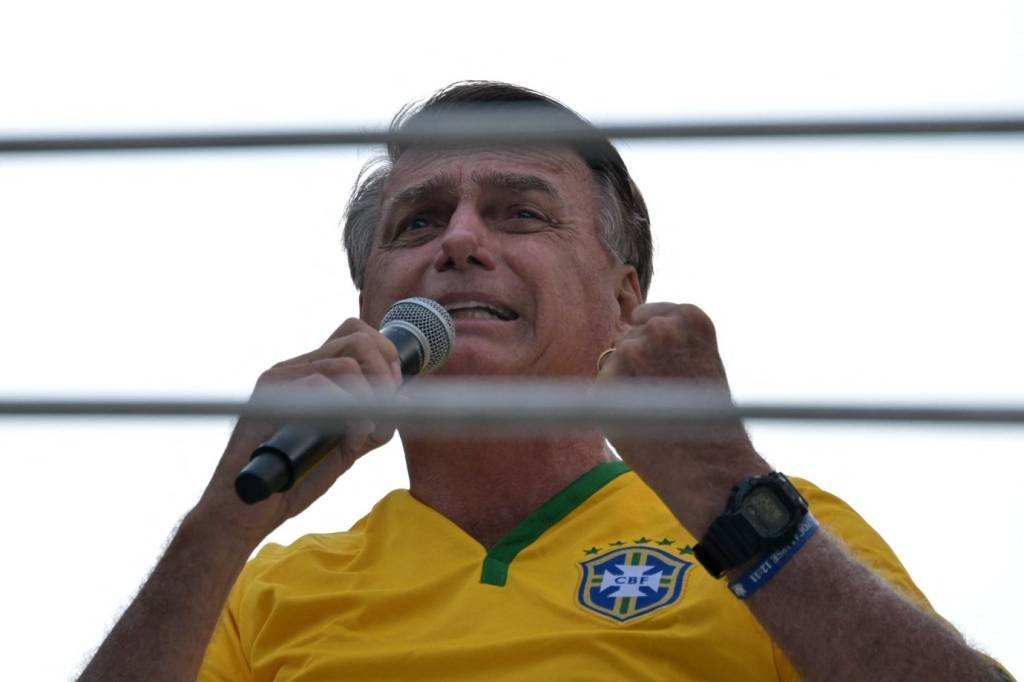Imagem referente à notícia: Bolsonaro defende anistia para presos de 8 de janeiro e minimiza acusações de golpe