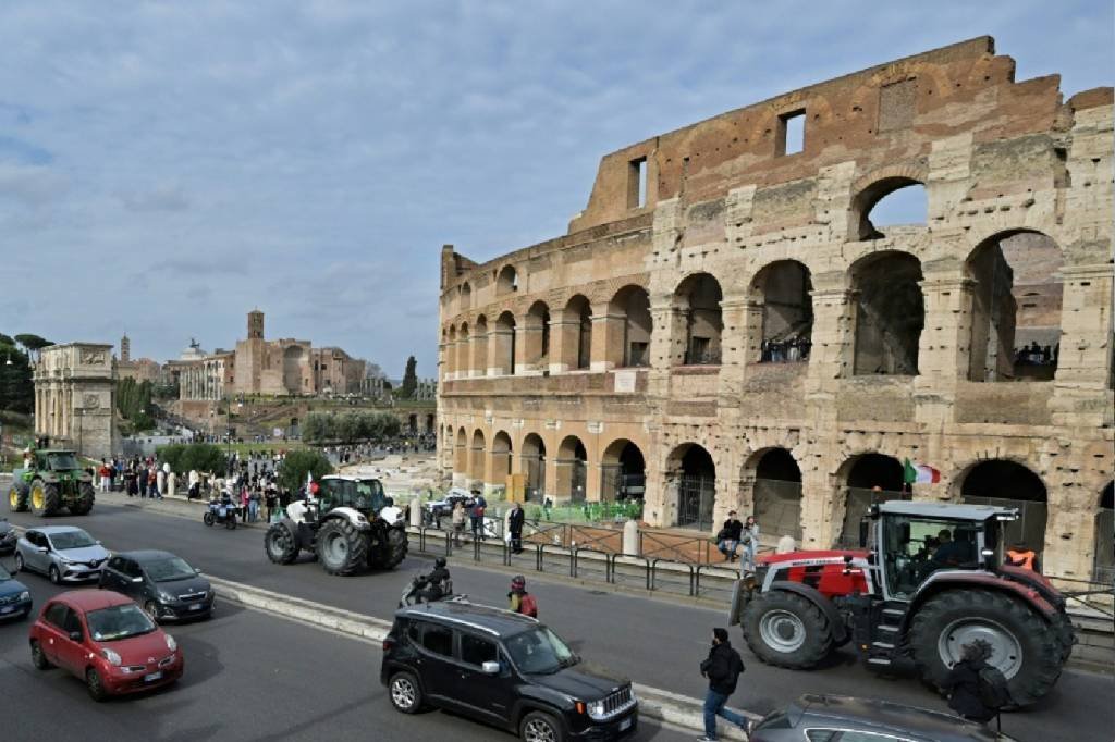 Agricultores italianos protestam com quatro tratores em frente ao Coliseu