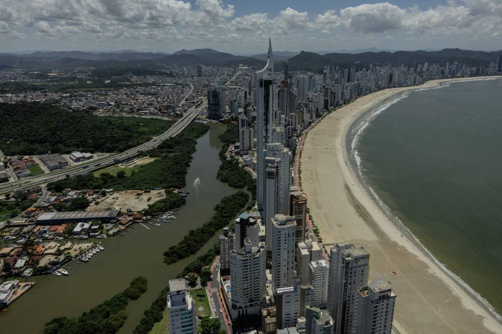 Censo 2022: apenas três municípios têm mais apartamentos do que casas no Brasil