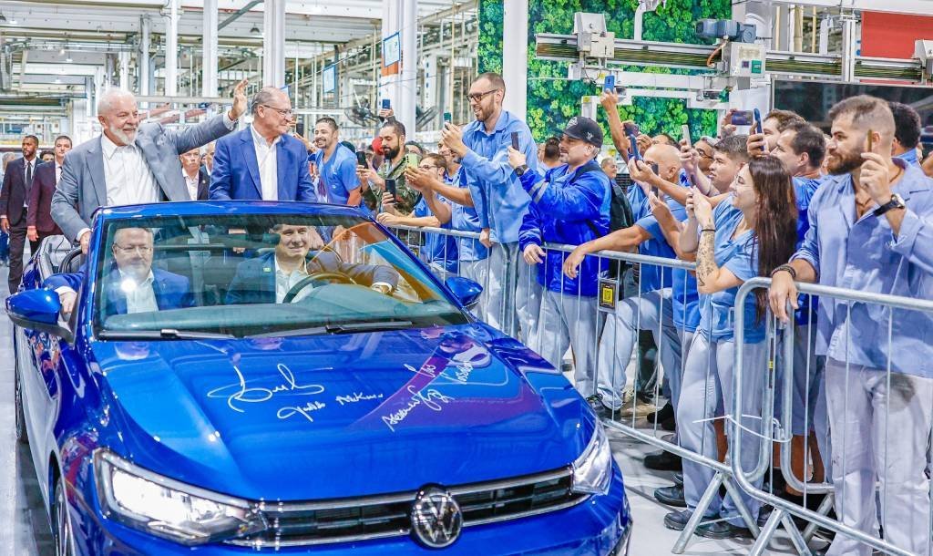 Ao lado de Lula, CEO da Volkswagen no Brasil anuncia R$ 16 bi em investimentos